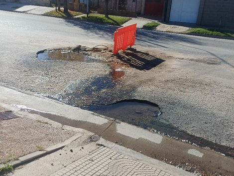 Hace más de un mes conviven con agua corriendo y nadie lo arregla