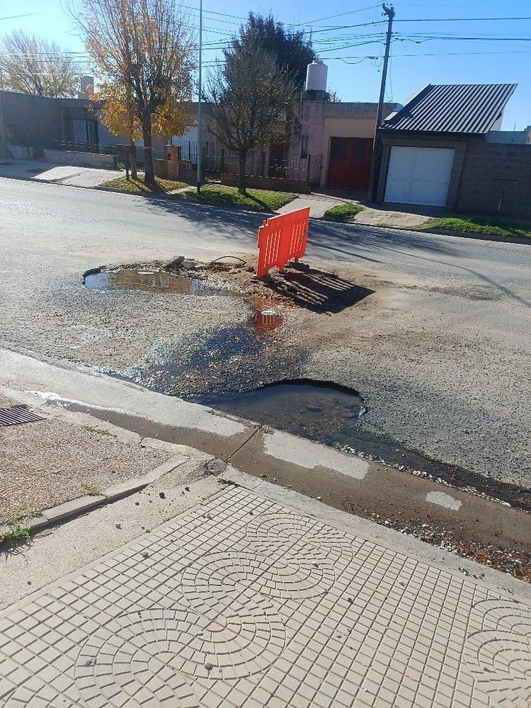 Hace más de un mes conviven con agua corriendo y nadie lo arregla