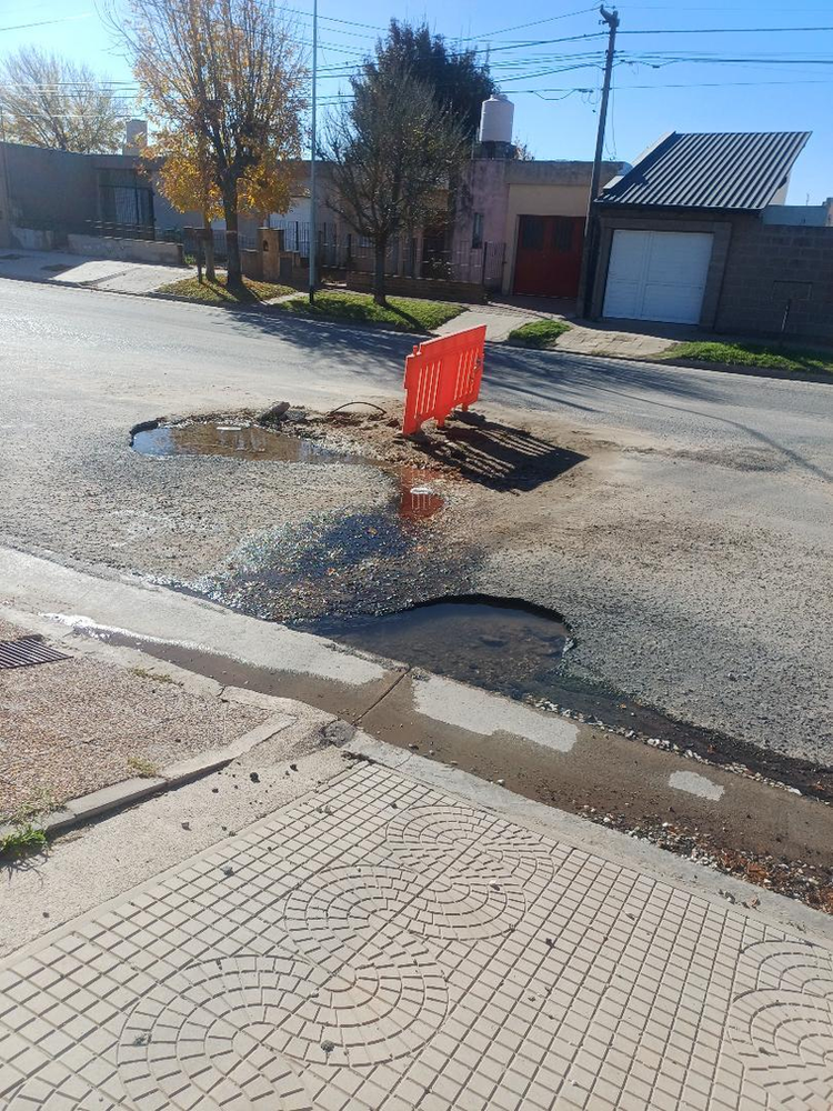 Hace más de un mes conviven con agua corriendo y nadie lo arregla