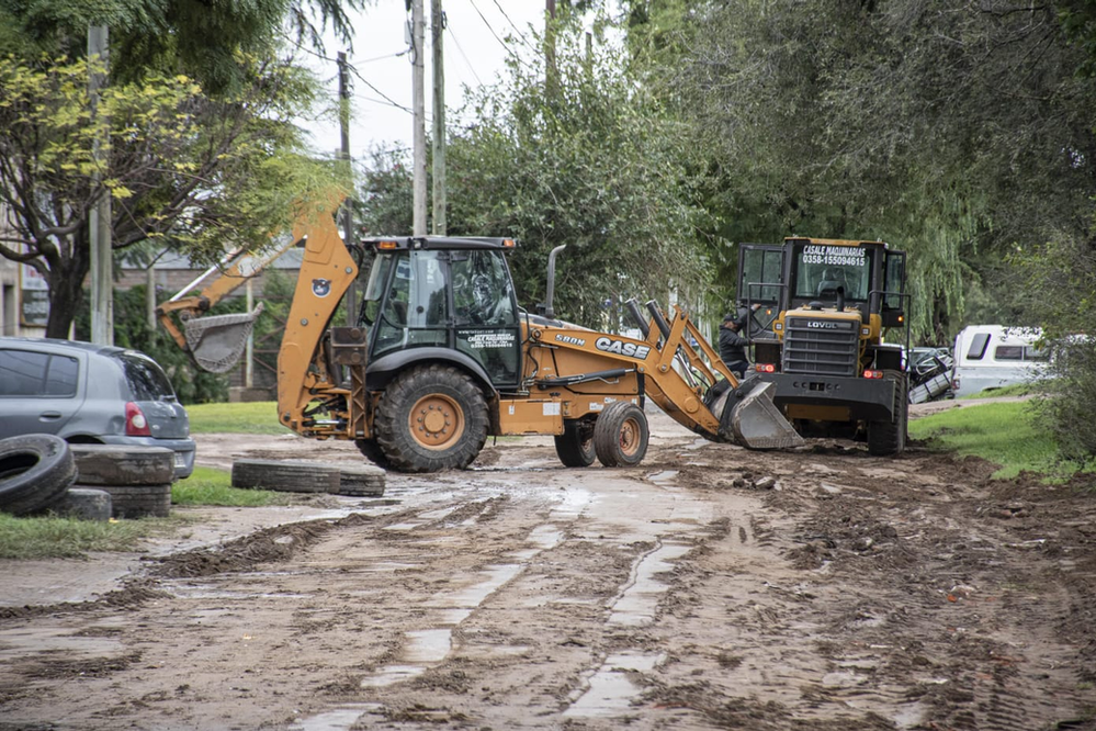 Tras los reclamos, el municipio envió maquinaria para tapar el socavón en Banda Norte
