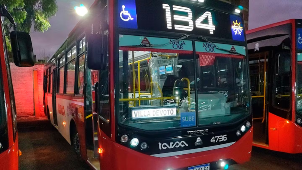 Una joven murió al quedar atrapada en la puerta de un colectivo