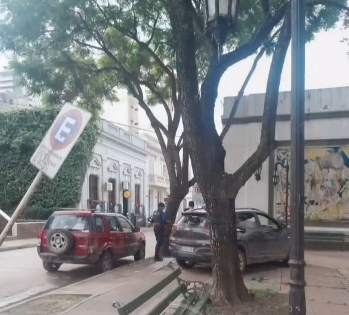 Accidente frente al museo: un auto terminó sobre la vereda