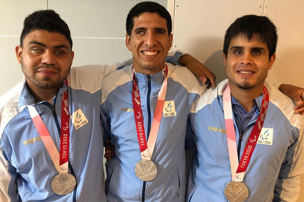 A la izquierda: Nicolás Véliz, en los Juegos Paraolímpicos 2020