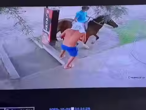 Dos delincuentes a caballo intentaron robar un kiosco: La empleada se defendió y frustró el asalto