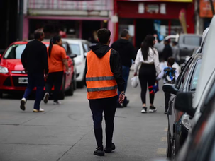 “Sacar a la gente de la calle no es fácil”: la Pastoral Social pide una salida integral para los limpiavidrios