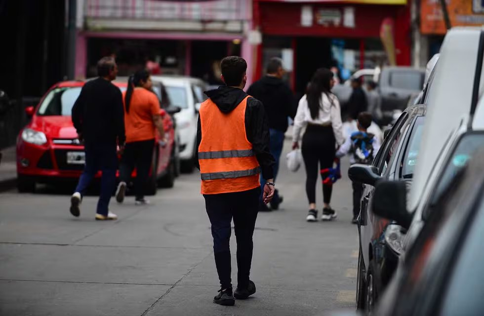 “Sacar a la gente de la calle no es fácil”: la Pastoral Social pide una salida integral para los limpiavidrios