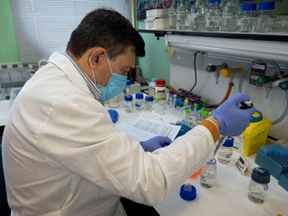 Crean un fármaco “inteligente” que solo ataca donde detecta cáncer