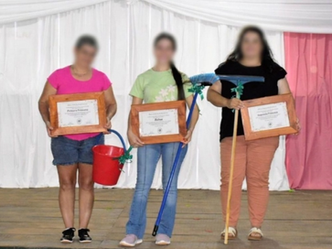 Festejaron el día de la mujer y entregaron escobas y baldes como premios