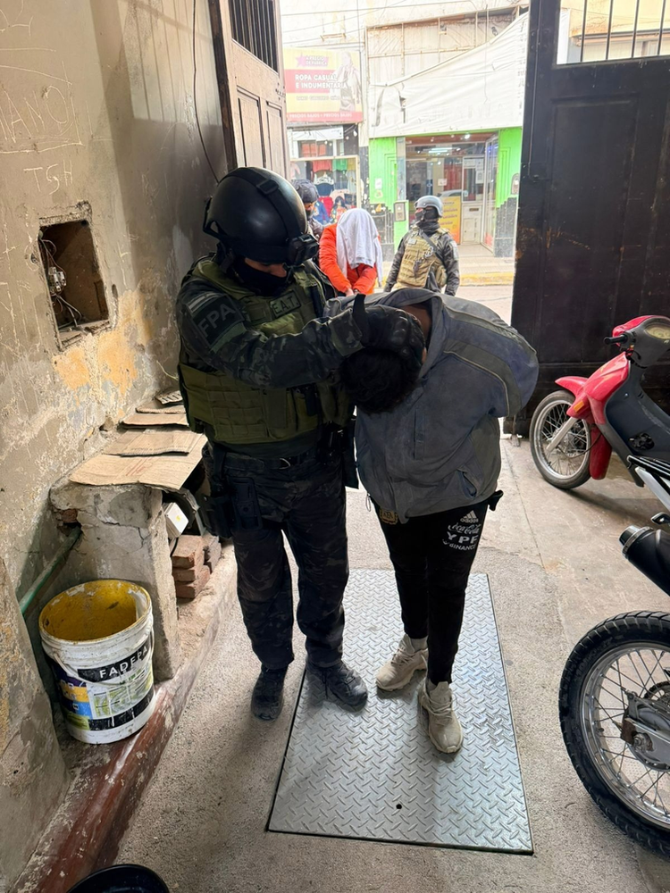 Cuatro allanamientos, tres detenidos y dos puntos de venta cerrados