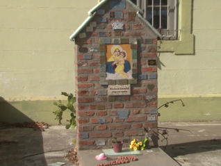 Robó placas de una gruta frente a una iglesia y terminó detenido