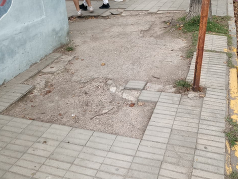 Reclamo por el estado de las veredas en el colegio Manuel Belgrano