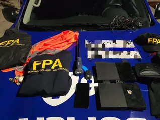 Se hicieron pasar por policias, asaltaron a una vivienda, y dos terminaron detenidos