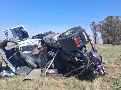 Volcó un camión en Ruta 8: el conductor fue trasladado al hospital de Río Cuarto