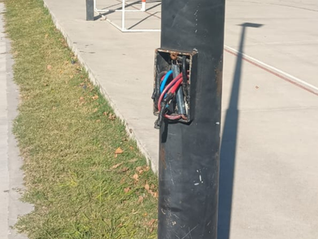 Una luminaria dañada genera preocupación en parque sur