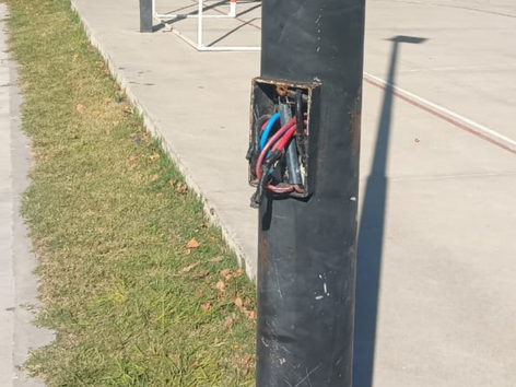 Una luminaria dañada genera preocupación en parque sur