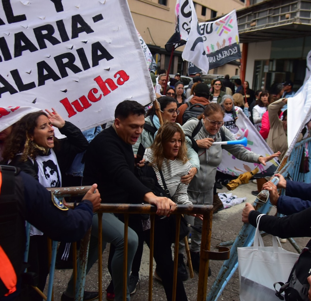 Incidentes en la asamblea de la UEPC: gases, empujones y un delegado detenido en medio de la discusión salarial