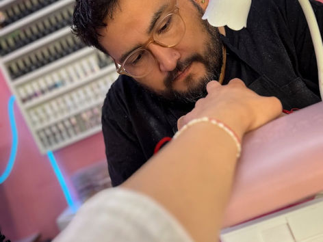 Trabaja en el campo, lo despidieron y hoy tiene su propio local de manicura en río cuarto