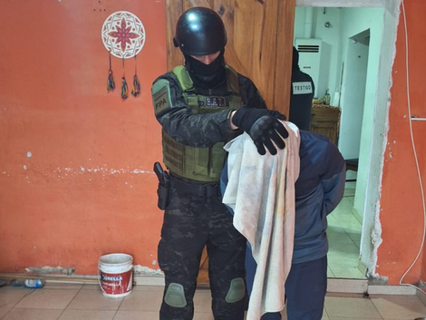 Allanan una casa por drogas y detienen a un sujeto de 23 años