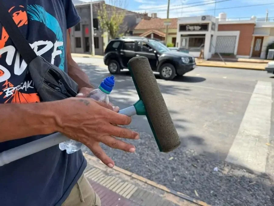 La prohibición de limpiavidrios entra en cuenta regresiva y ya denuncian retiros en Río Cuarto