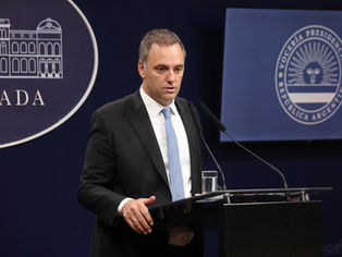 Adorni reaparece en medio de la tormenta y enfrenta a la prensa por su continuidad