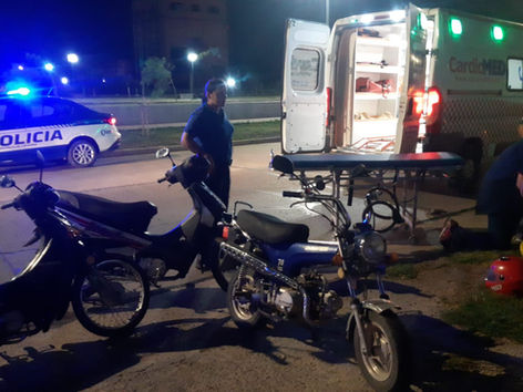 La tiraron de la moto para robarle la cartera y la ambulancia tardó 20 minutos