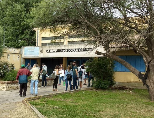 Detuvieron a un hombre armado tras realizar disparos frente a una escuela