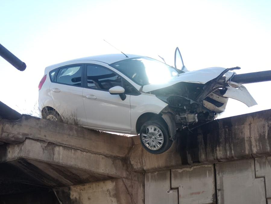 Un auto quedó colgado en un puente y el conductor dijo: “Me quedé dormido”