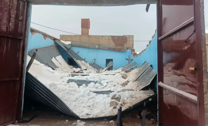 Se derrumbó el techo en el velorio de un soldado y desató momentos de terror