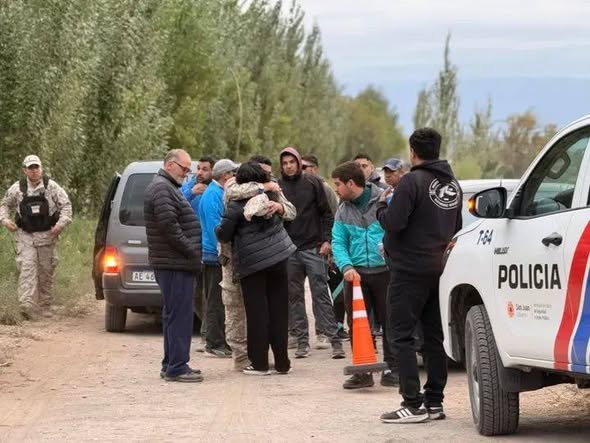 Familiares de Alberto Quiroga en la escena donde fue encontrado el cuerpo