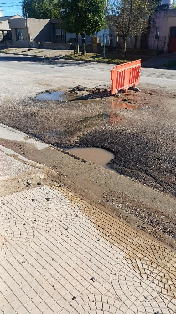 “Cada vez se rompe más”: reclamo por el estado de la calle