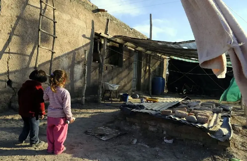 Pobreza infantil en Argentina: Cayó 24 puntos, pero millones dependen de la AUH