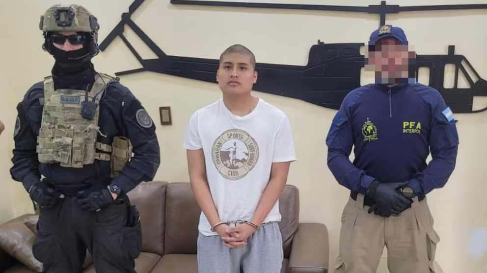 “Pequeño J” ya está en el país: Fue extraditado desde Perú y será indagado por el triple crimen de 2025