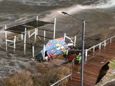 El mar avanzó sobre Monte Hermoso y el temporal dejó imágenes impactantes en la costa