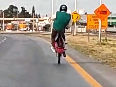 Imprudencia al límite: un motociclista realizó peligrosas maniobras en plena Ruta A005