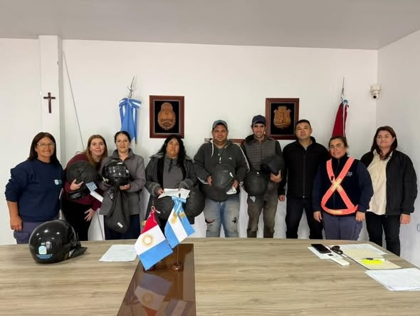 Con lo recaudado en controles, compraron 90 cascos para vecinos