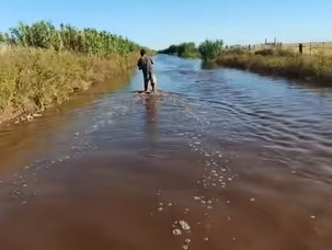 Otra vez bajo agua: la ruta 27 al norte de Villa Valeria vuelve a quedar cortada