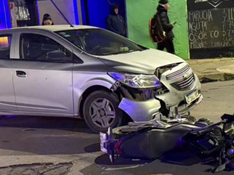 Un joven motociclista herido tras chocar con un auto de Uber en el macrocentro