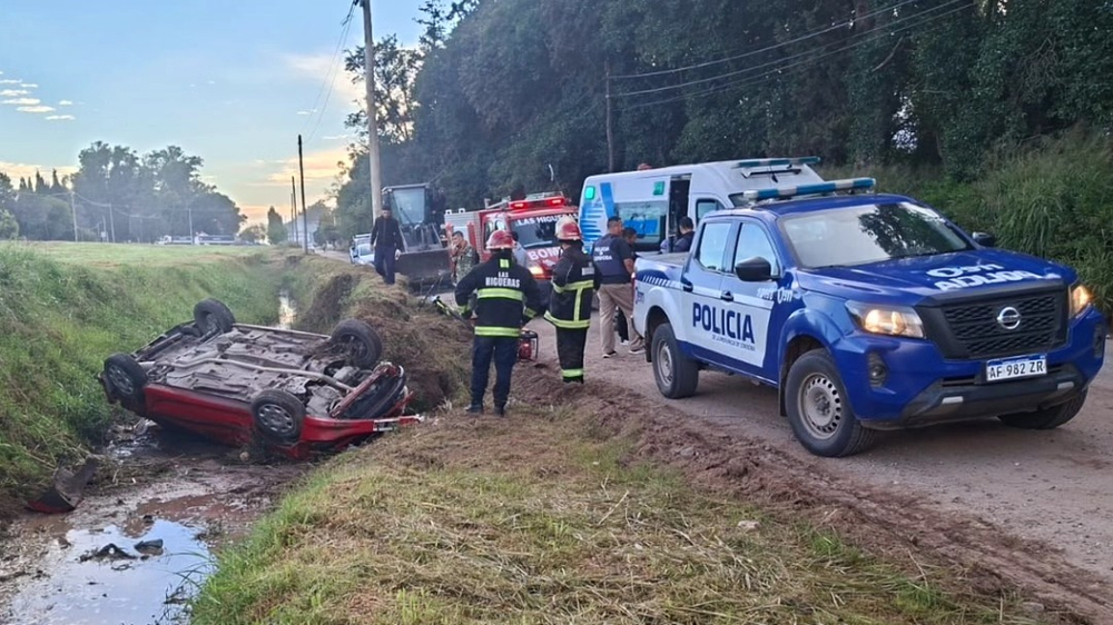 Se despistó, volcó y terminó dentro de un desagüe en Las Higueras