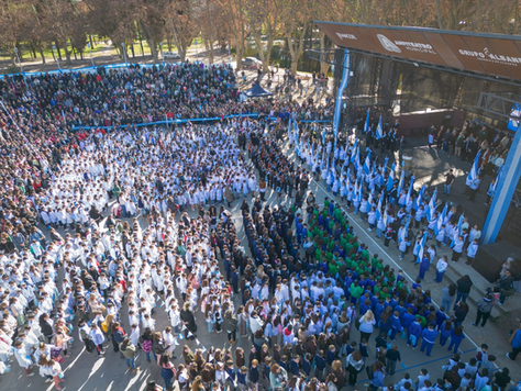 Más de 1.800 estudiantes prometieron lealtad a la bandera en un emotivo acto