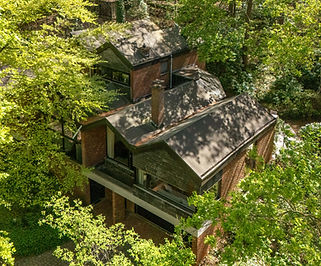 Architecturale karaktervolle villa in het groen