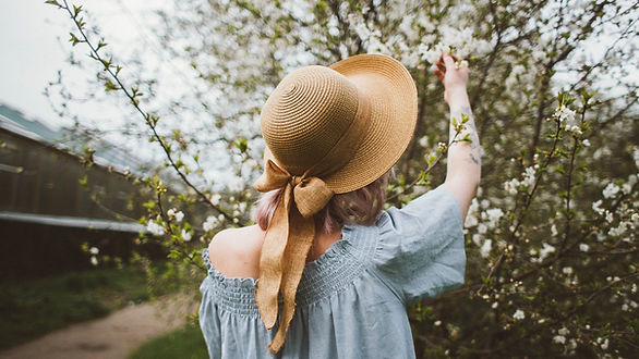 Video creativo simple blanco y negro.jpg