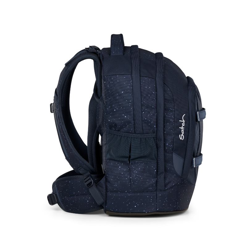 Miniaturbild: dunkelblauer Rucksack mit weißem satch Aufdruck Ansicht Seite