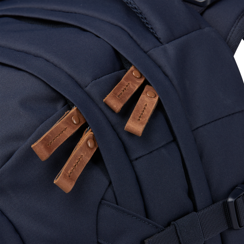Miniaturbild: dunkelblauer Rucksack mit braunen Details Ansicht