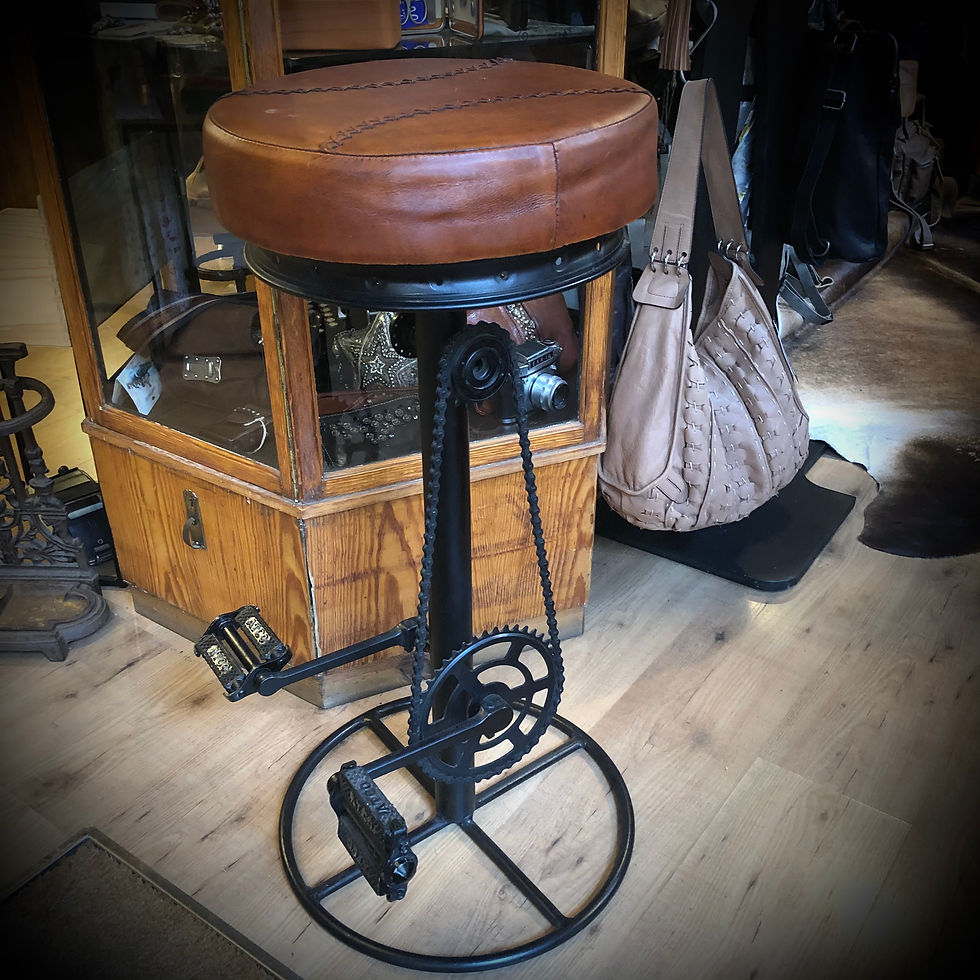 Hocker mit Ledersitz und Fahrrdpedalen