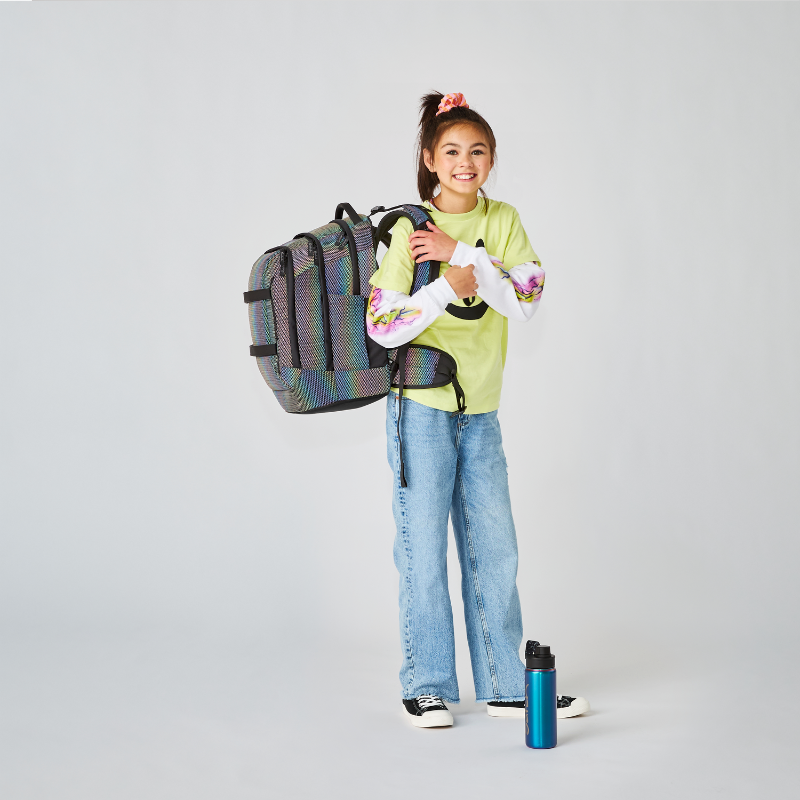 Miniaturbild: Mädchen mit Rucksack schwarz Ansicht vorn reflektierend in Regenbogenfarben
