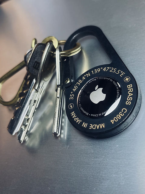 Saegusa inc. shop AirTag carabiner 真鍮 AirTag carabiner Dahl Black® BRASS（真鍮） | Saegusa inc. （株