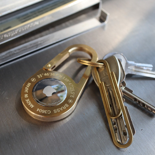 AirTag carabiner BRASS（真鍮） | Saegusa inc. （株）サエグサ