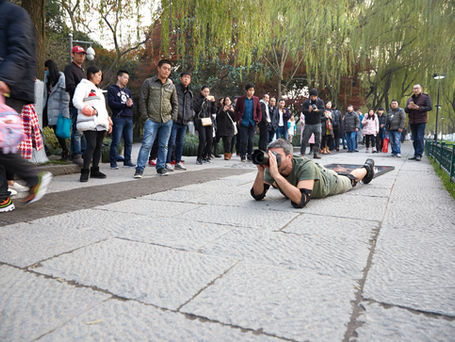 A display of disarming connections - Public performance