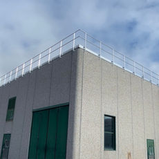 Installation et ajustement de garde-corps en acier.