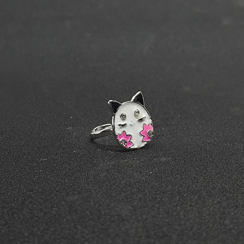 side shot of kitty finger-ring
